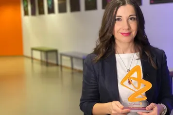 Athena Demertzi reçoit un des AstraZeneca Foundation Awards