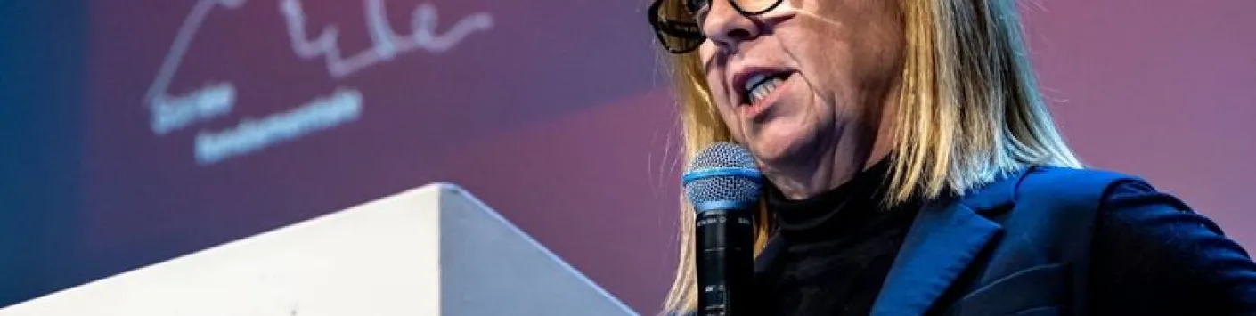 Annemie Schaus, Présidente du FNRS, donne le coup d’envoi de la Soirée fondamentale du FNRS ! @Bozar. L’occasion de réunir la communauté de chercheuses et chercheurs FNRS, de présenter les activités et les ambitions du FNRS, d’entendre les préoccupations 